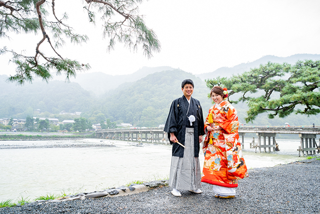 渡月橋を背景に！
