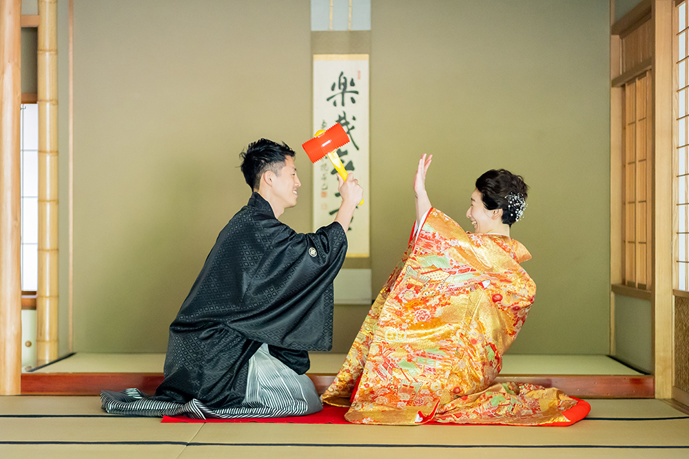 ピコピコハンマーで楽しむ新郎新婦