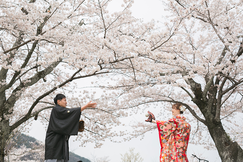 和装前撮りでキャッチボールをする新郎新婦