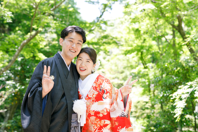 仲睦まじい新郎新婦
