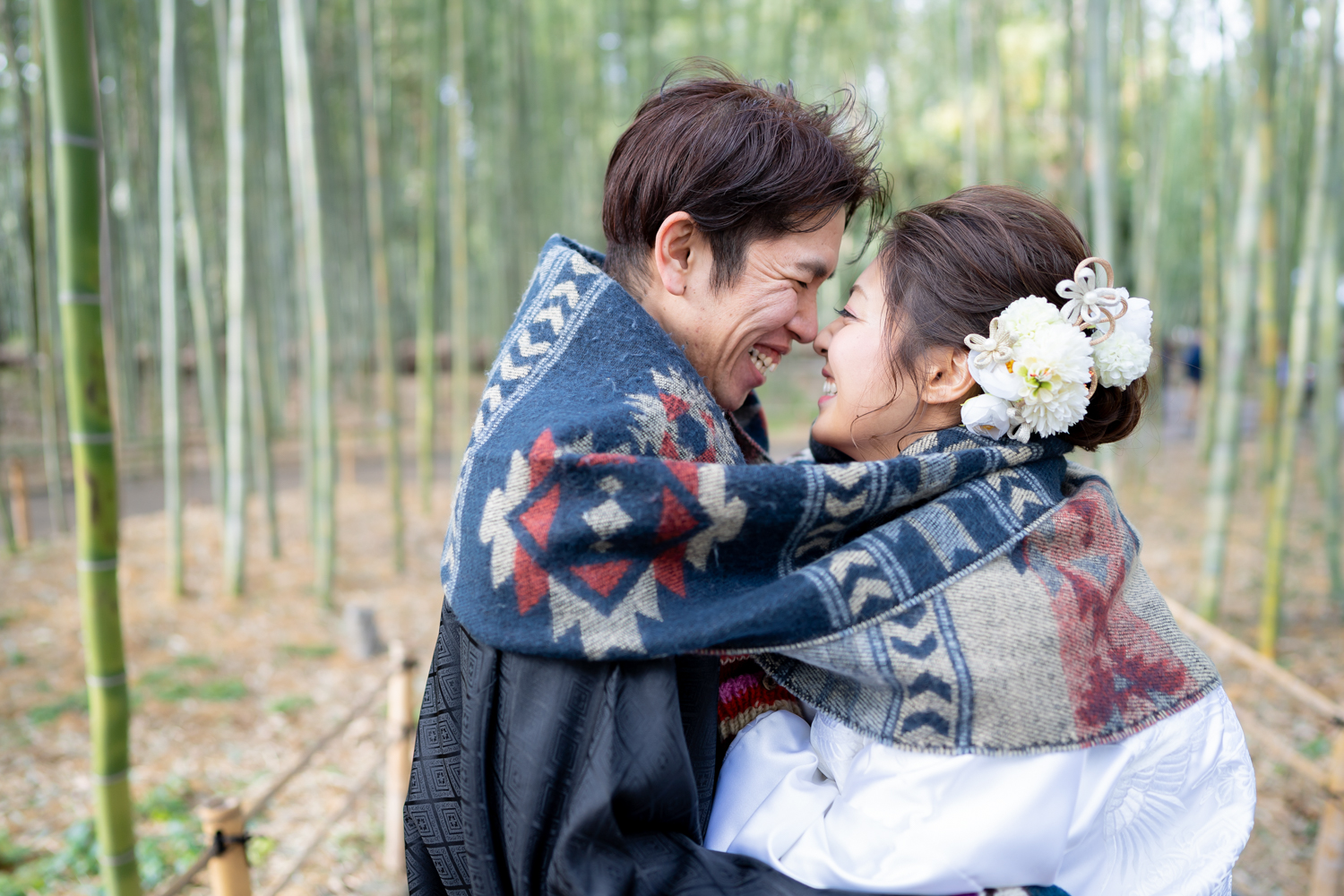 ストールで寒さを凌ぐ新郎新婦