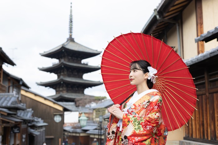 八坂の塔を背景に和傘を使った前撮り
