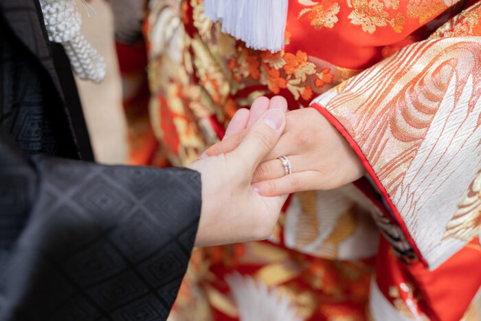 和装前撮りで新郎新婦がとを取り合っているポーズ