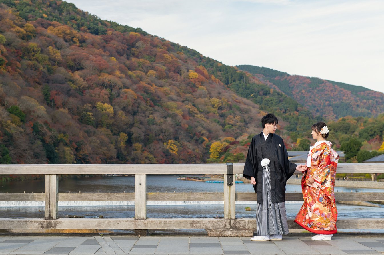 秋の嵐山の渡月橋で和装の前撮り
