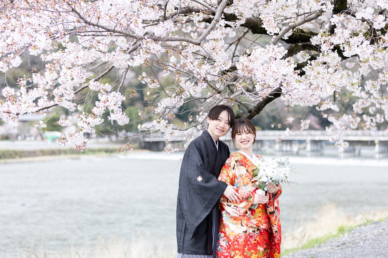 嵐山の桜の木の下で和装前撮りをする新郎新婦