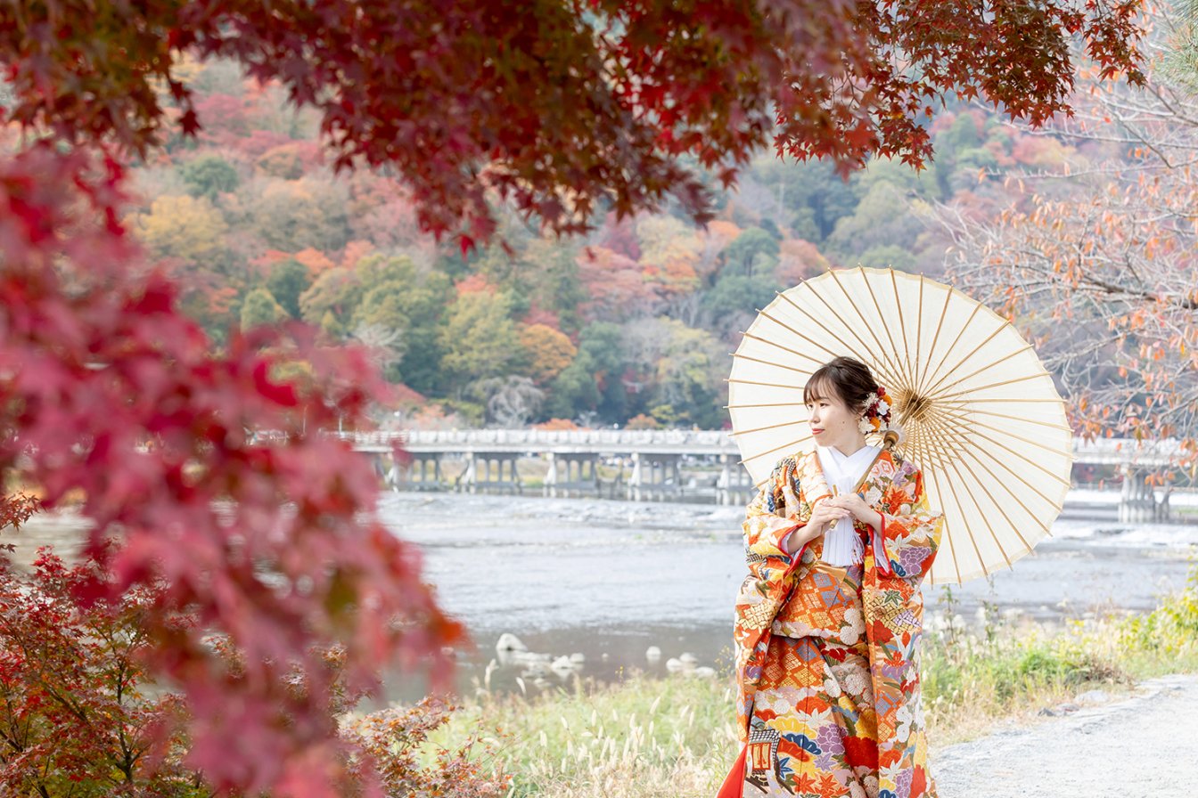 秋の嵐山で和装前撮りをする花嫁