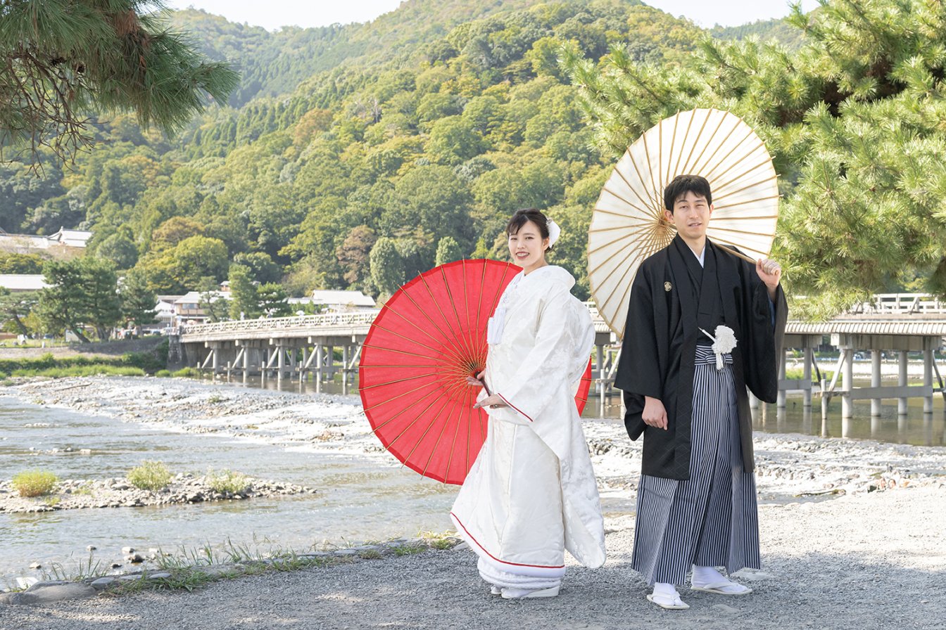 夏の嵐山で和装前撮りを行う新郎新婦