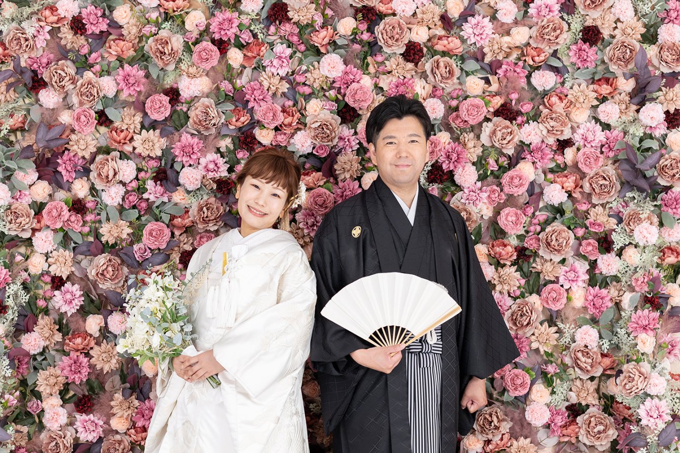 京weddingスタジオのフラワーウォール背景で和装前撮りを行う新郎新婦