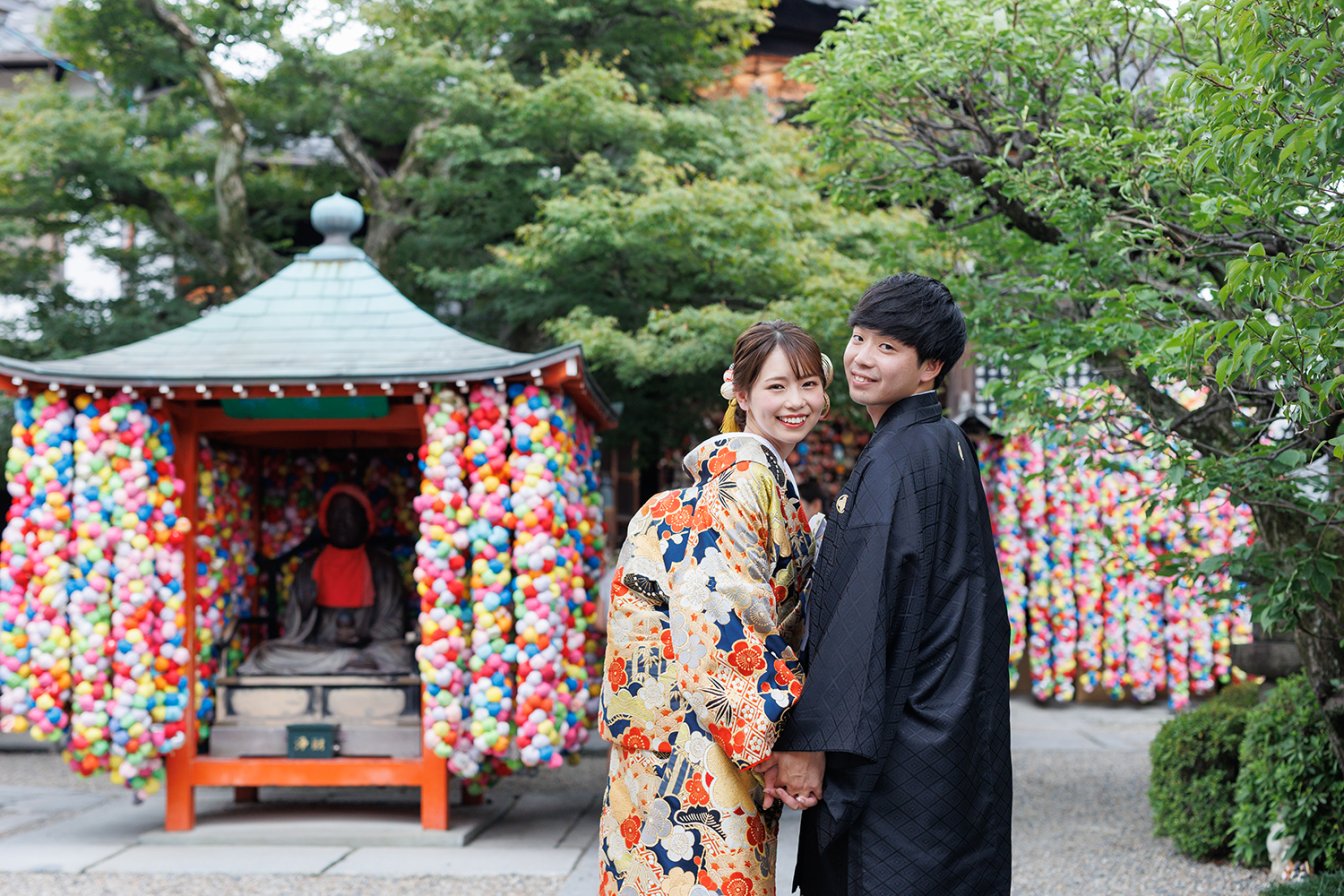 八坂庚申堂で和装の前撮りをする新郎新婦