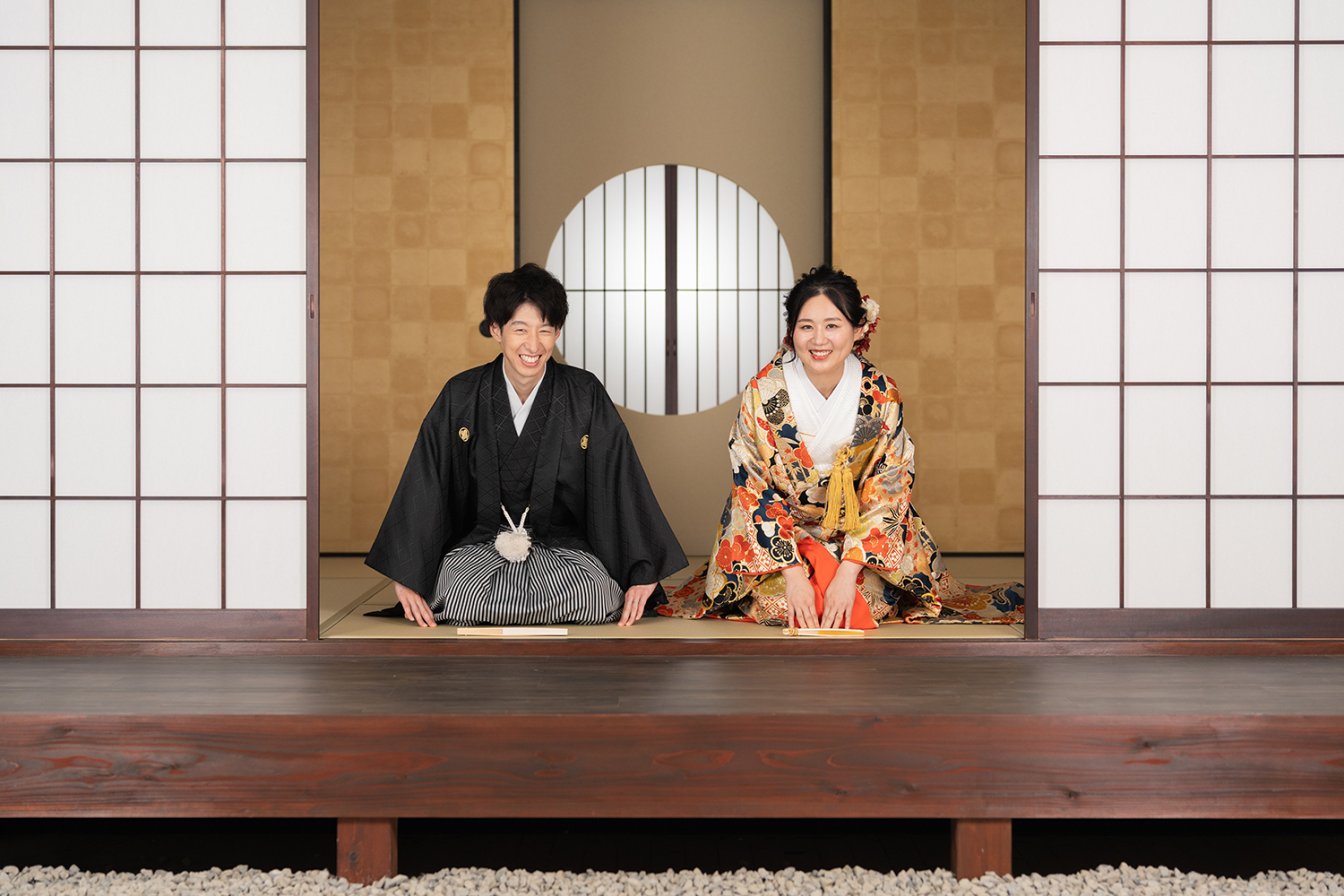京weddingスタジオの和室背景で和装前撮りを行う新郎新婦