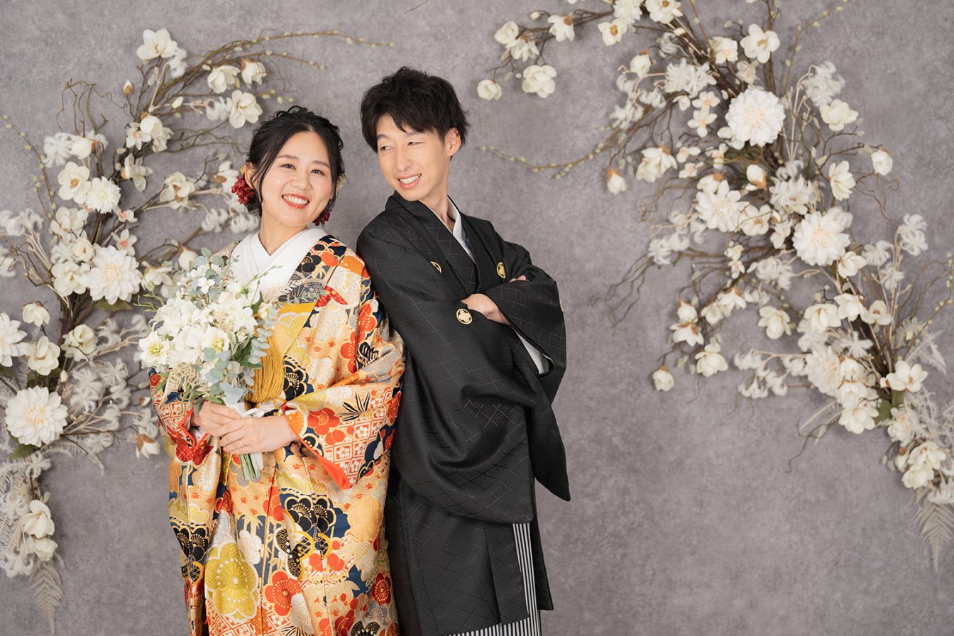 京weddingスタジオのモクレン背景で和装前撮りを行う新郎新婦