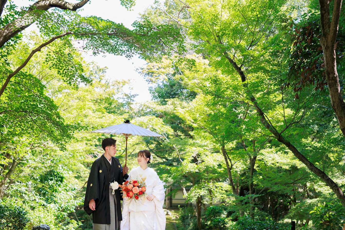 夏の常住寺で和装前撮りを行う新郎新婦