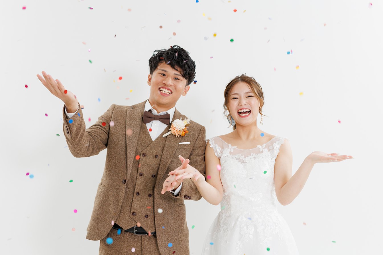 京weddingスタジオの白背景で洋装前撮りを行う新郎新婦