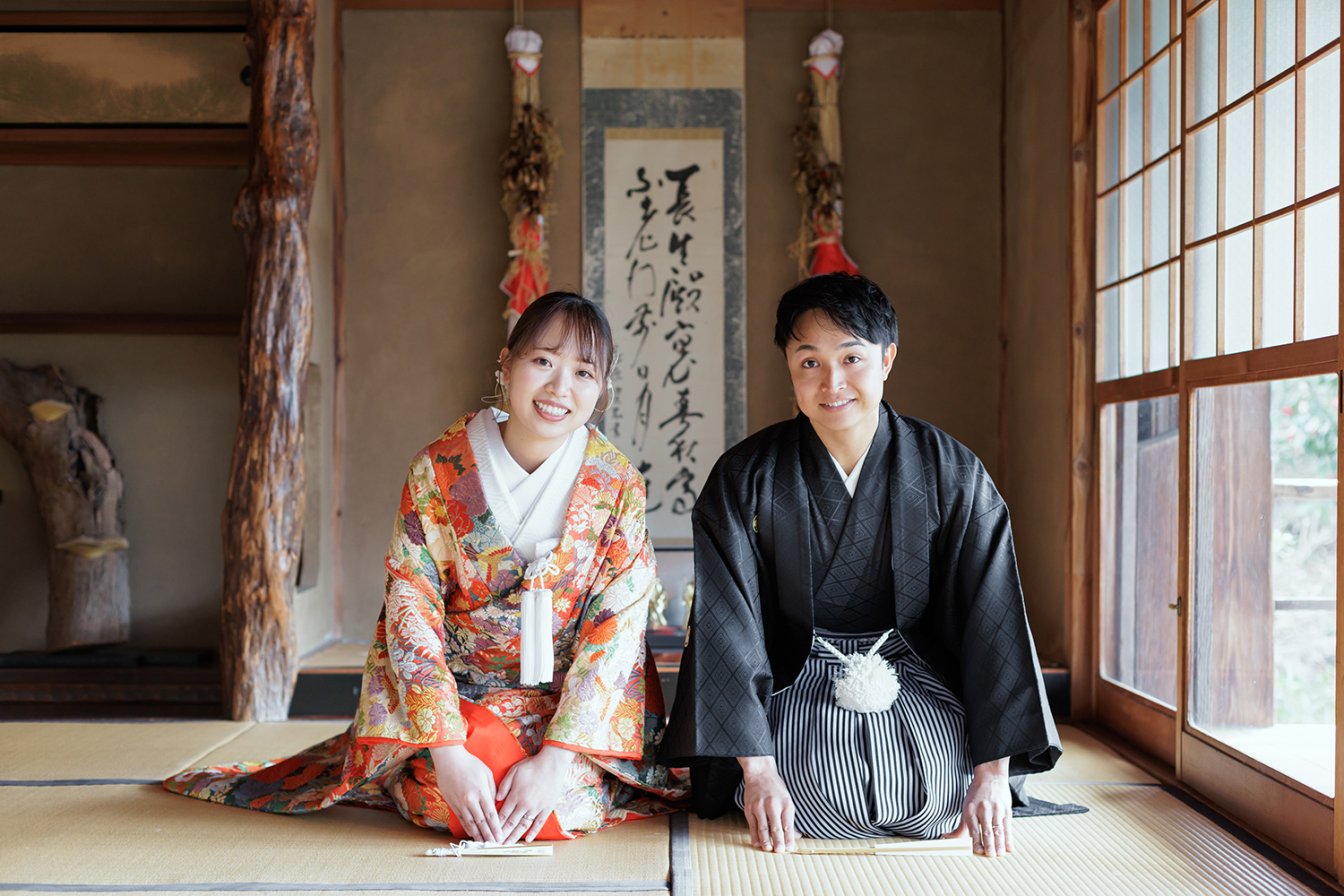 京雛に合わせて逆に座る新郎新婦