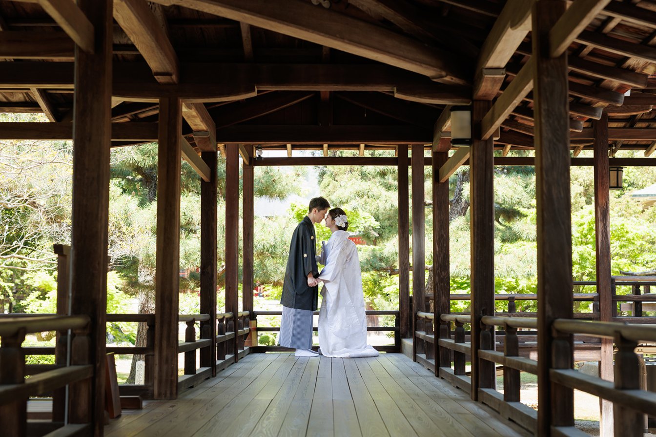 大覚寺で和装前撮りを行う新郎新婦-03