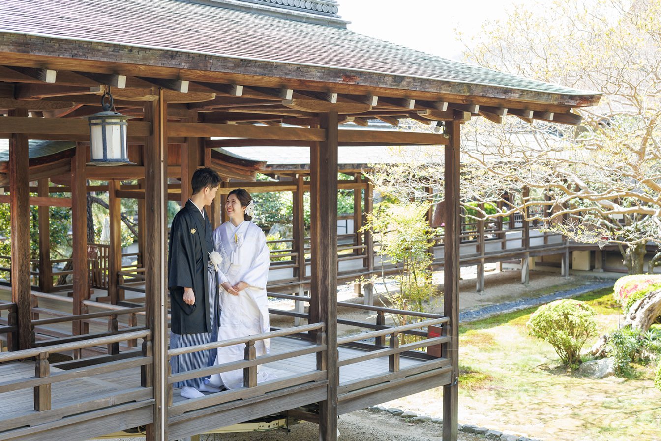 大覚寺で和装前撮りを行う新郎新婦-04