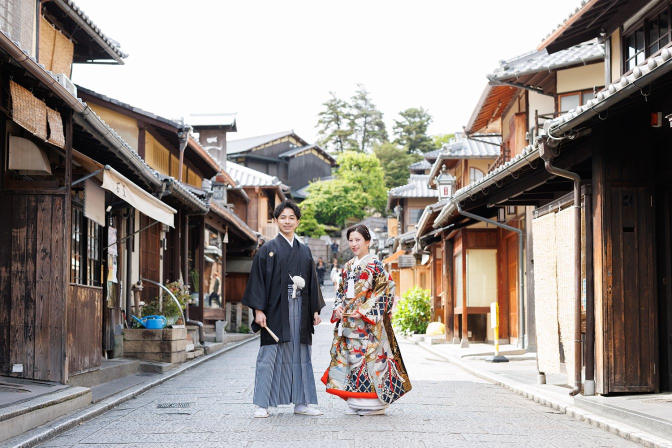 八坂の二年坂で和装前撮りを行う新郎新婦