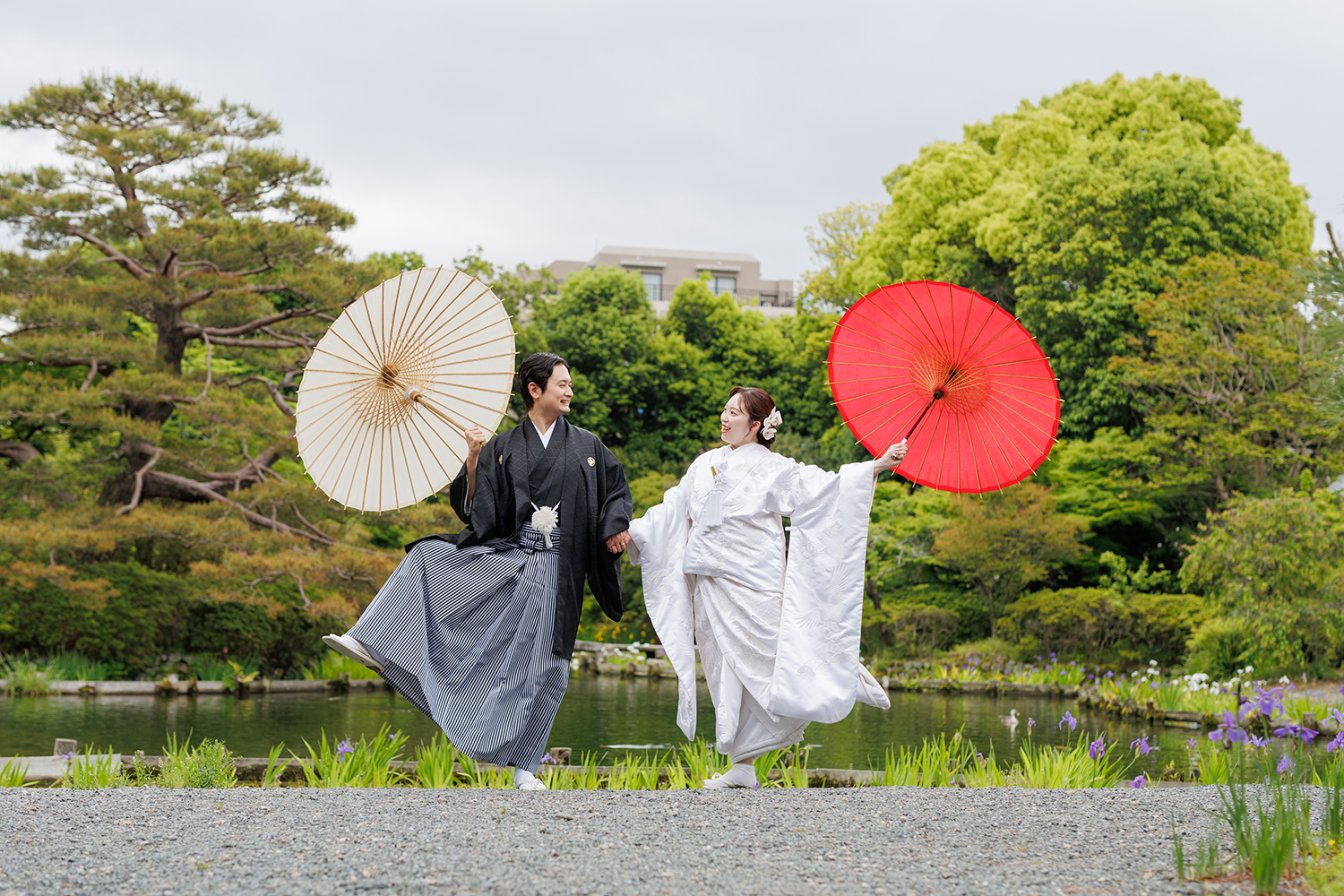 梅宮大社の神苑で楽しそうに和装前撮りを行う新郎新婦