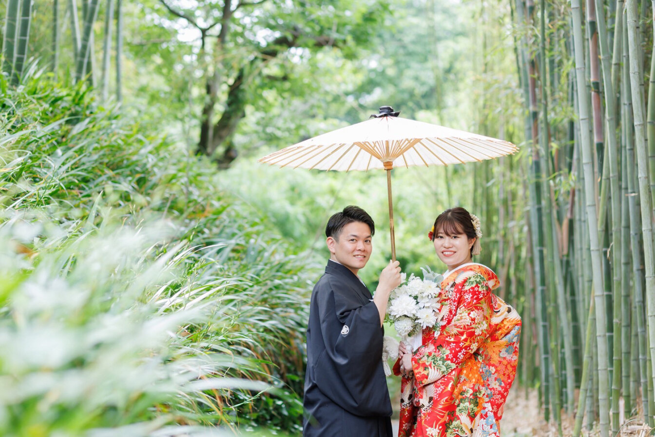 洛西竹林公園で和装前撮りを行う新郎新婦