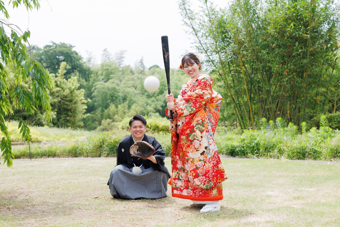 洛西竹林公園内で野球シーンを撮影する新郎新婦
