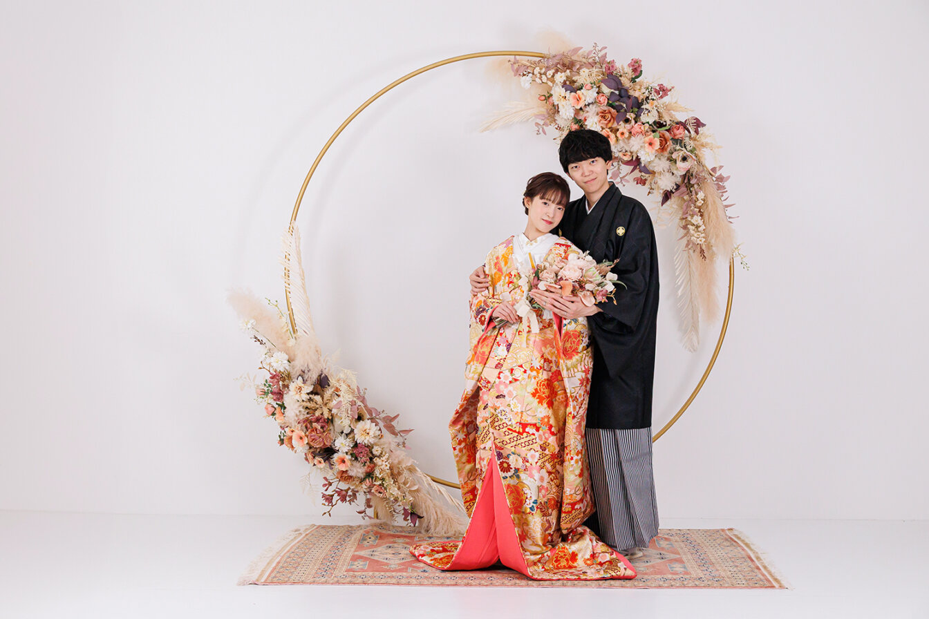 京weddingスタジオのフラワーアーチ背景で和装前撮りを行う新郎新婦