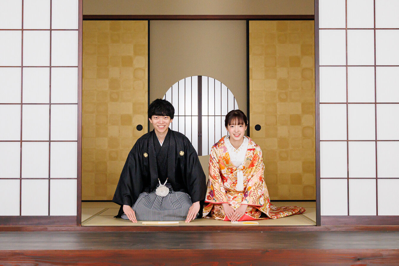 京weddingスタジオの和室背景で和装前撮りを行う新郎新婦