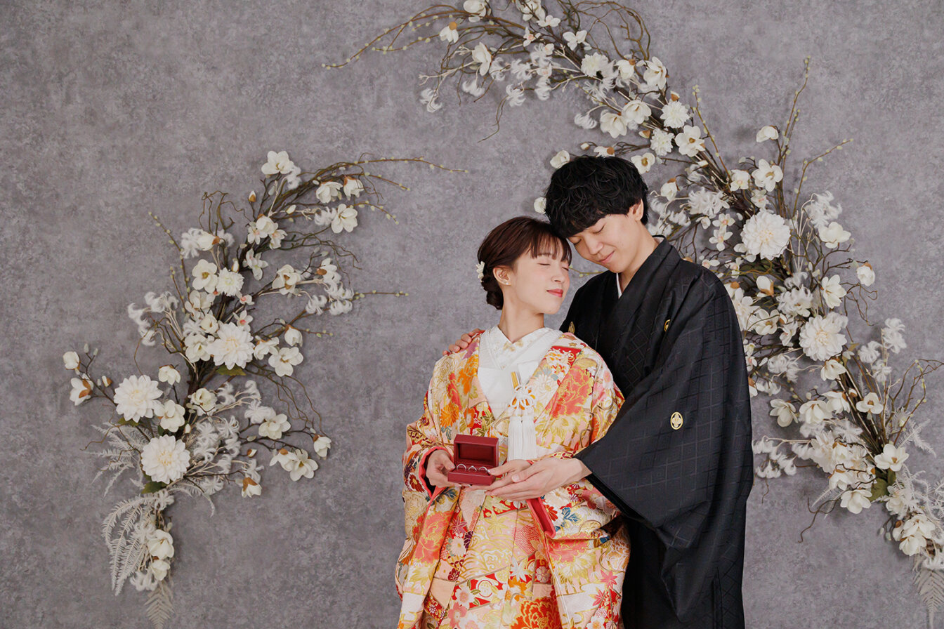 京weddingスタジオのモクレン背景で和装前撮りを行う新郎新婦
