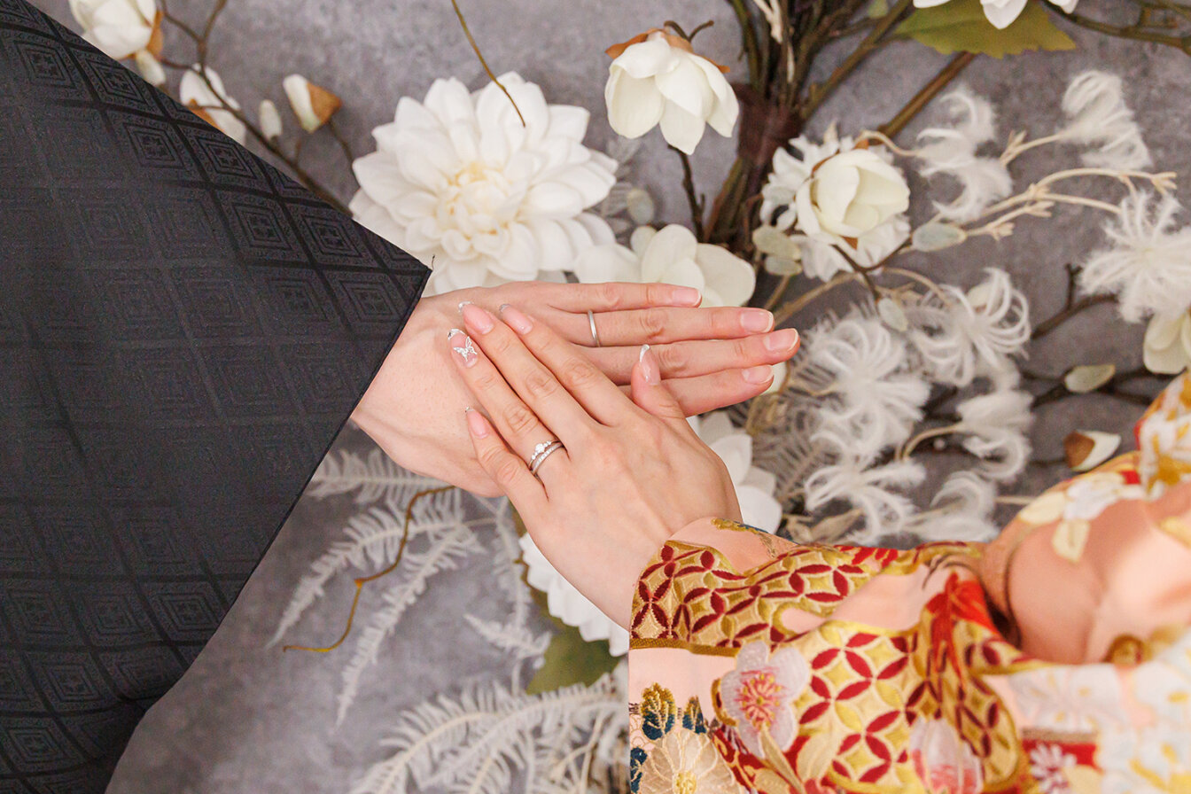 京weddingスタジオでイメージカットを撮影中の新郎新婦