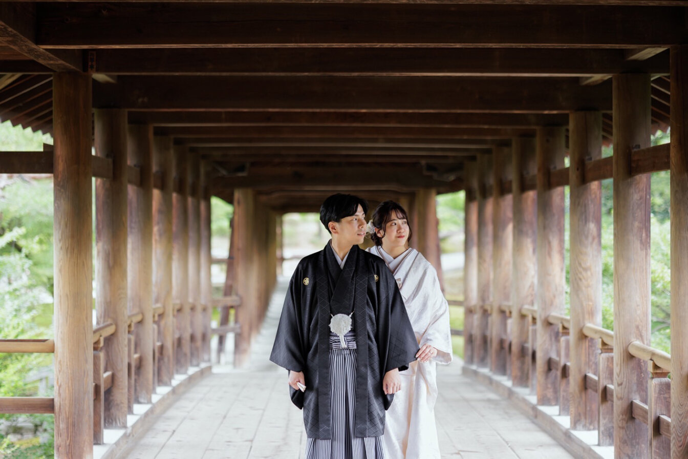 東福寺の通天橋で前撮りを行う新郎新婦