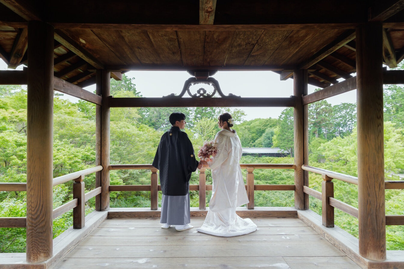 東福寺の通天橋の展望台で前撮りを行う新郎新婦