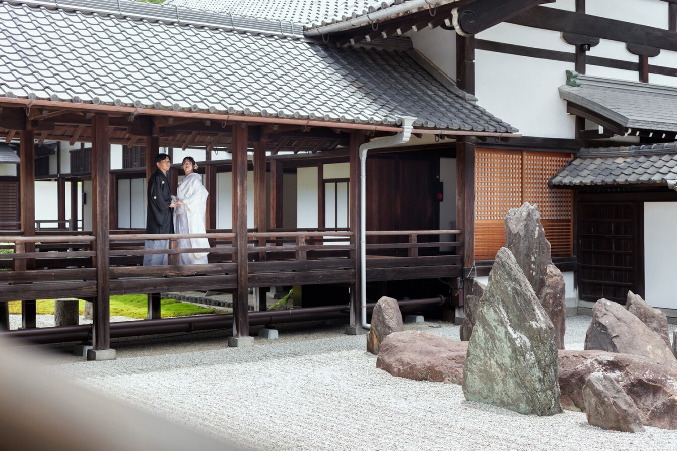 東福寺の本坊庭園で前撮りを行う新郎新婦