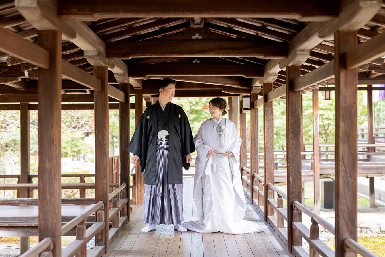 10月の大覚寺で和装前撮りを行う新郎新婦
