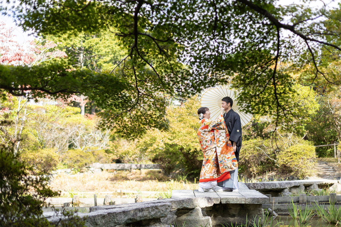 10月の梅宮大社の神苑で和装前撮りを行う新郎新婦