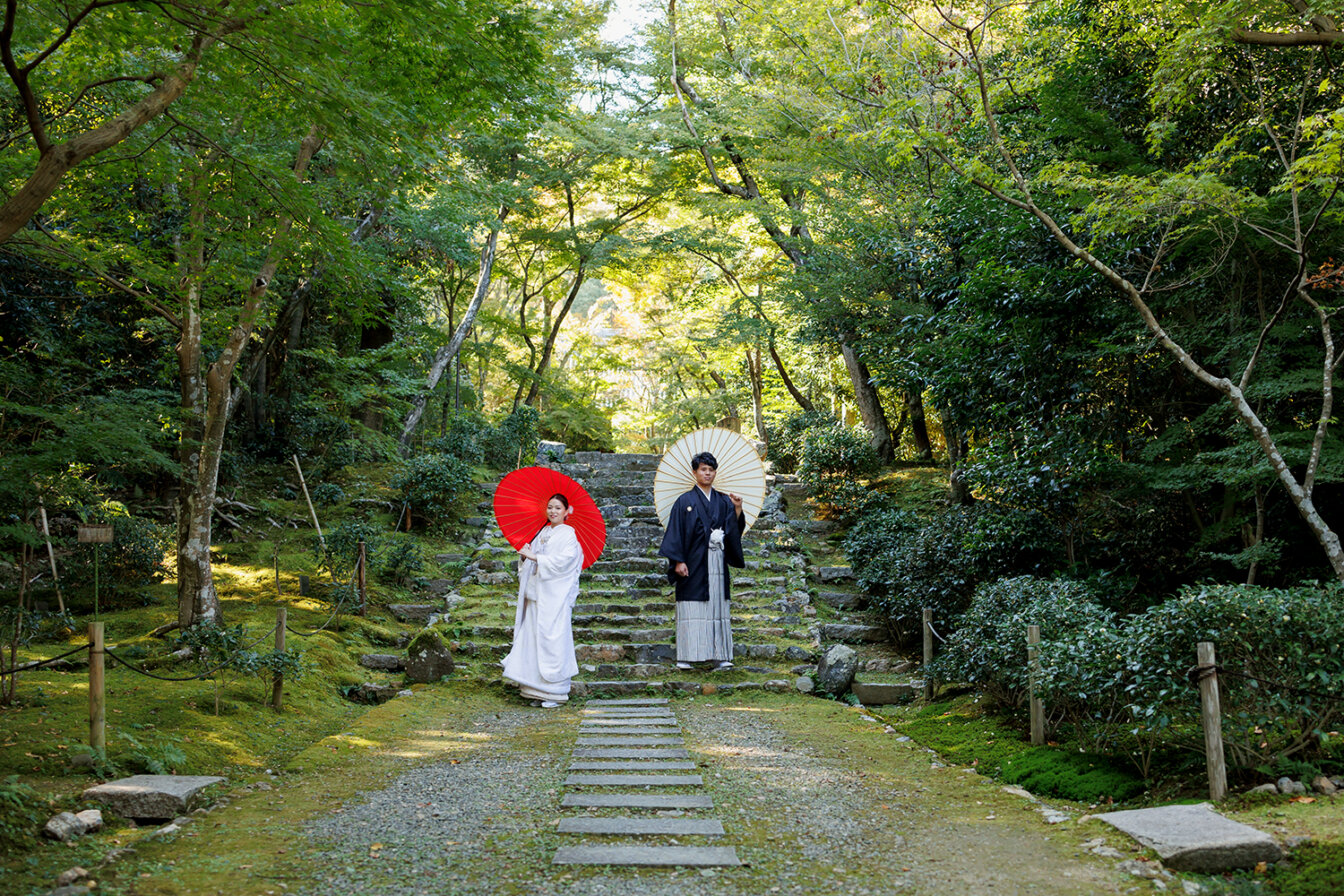 11月上旬の浄住寺で和装前撮りを行う新郎新婦