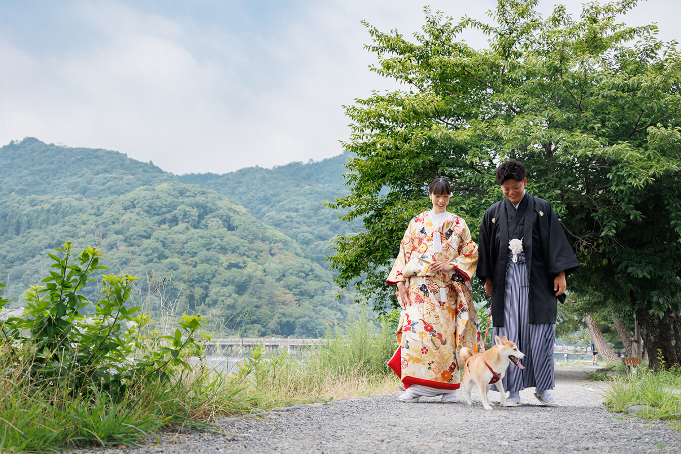 愛犬と一緒に散歩をしながら和装前りを行う新郎新婦