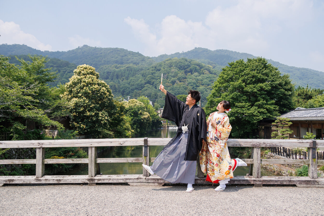 嵐山で楽しく和装前撮りを行う新郎新婦