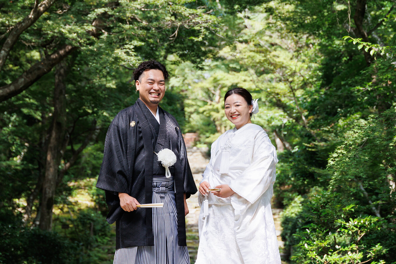 浄住寺で白無垢を着て和装前撮りを行う新郎新婦