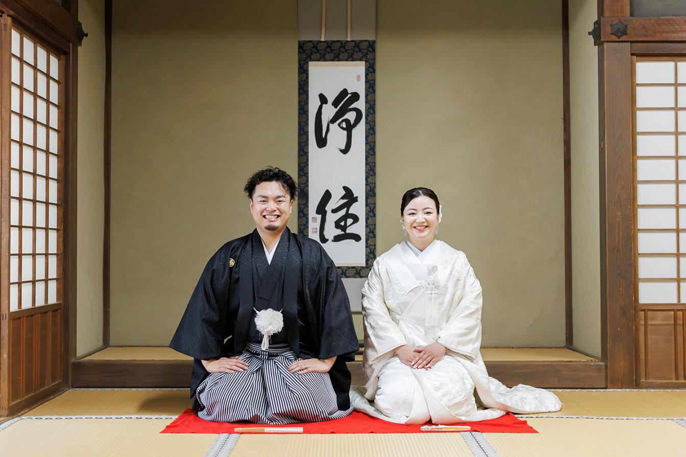 浄住寺の和室で白無垢を着てお座りショットを撮影する新郎新婦