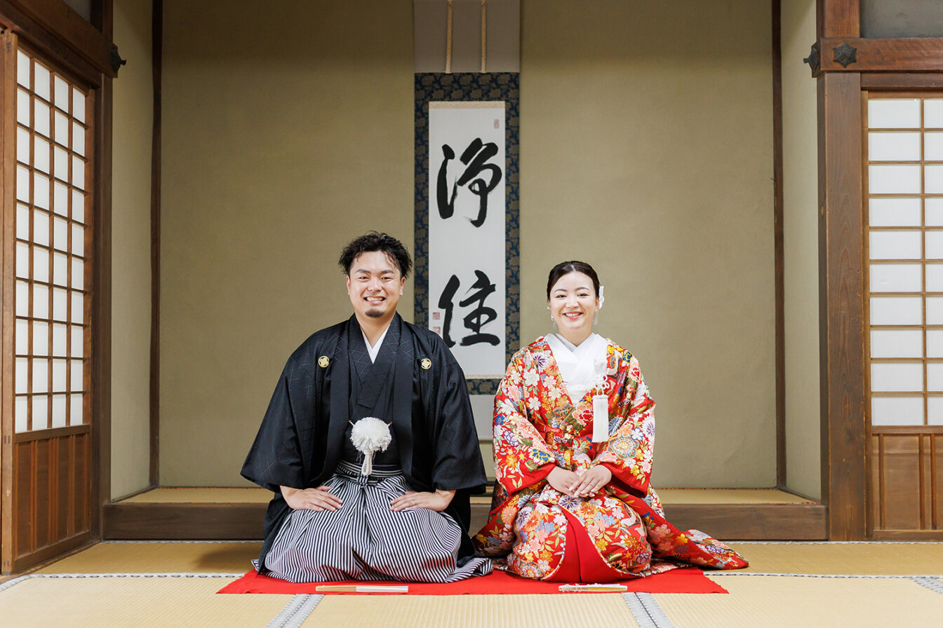 浄住寺の和室で色打掛を着てお座りショットを撮影する新郎新婦