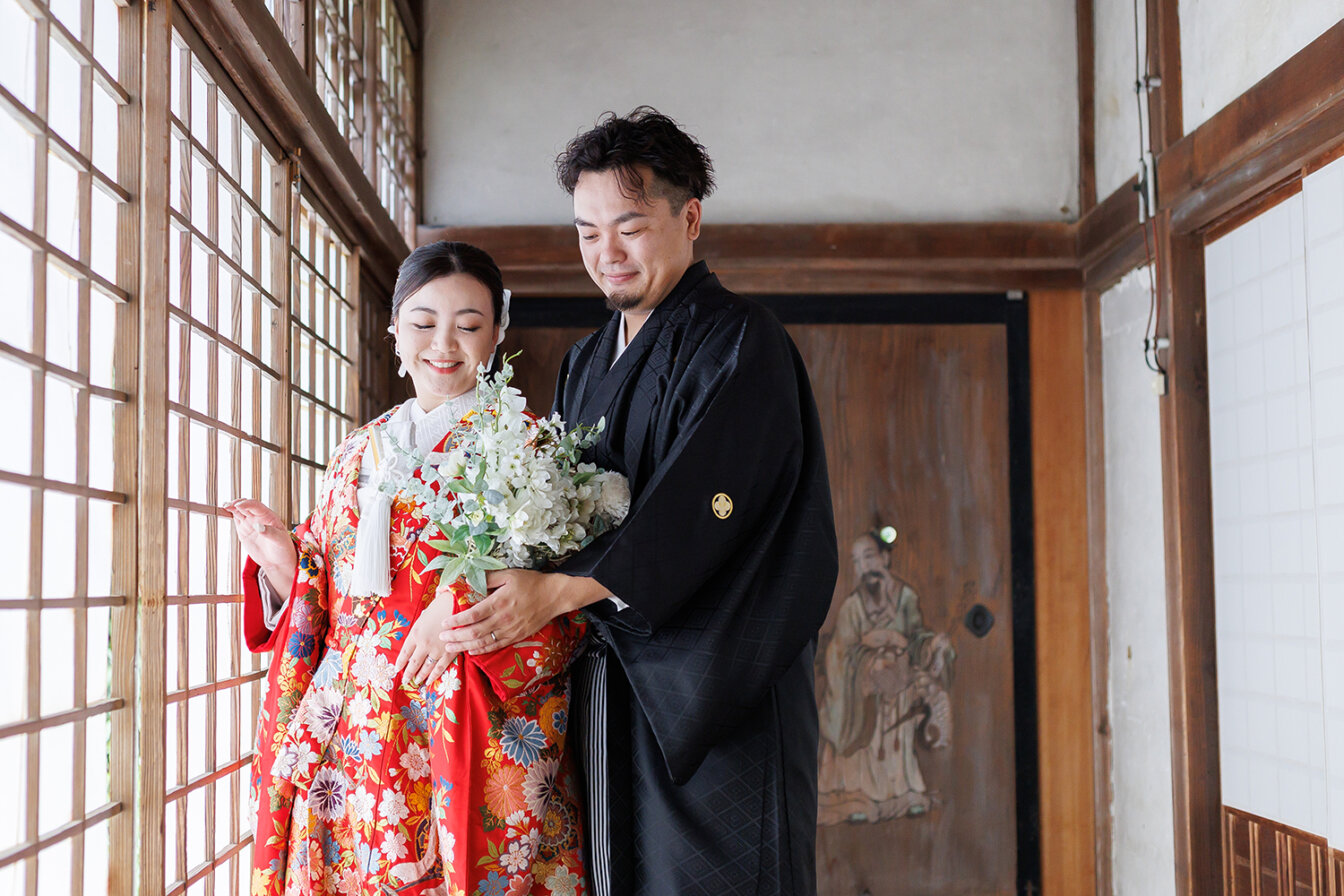 浄住寺の方丈で色打掛を着て前撮りを行う新郎新婦
