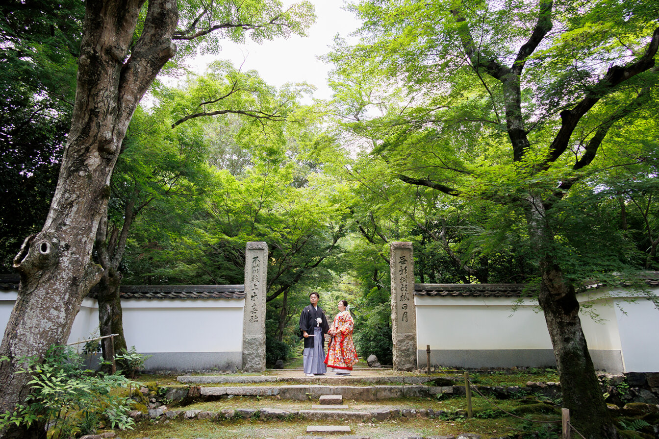 浄住寺で色打掛を着て和装前撮りを行う新郎新婦