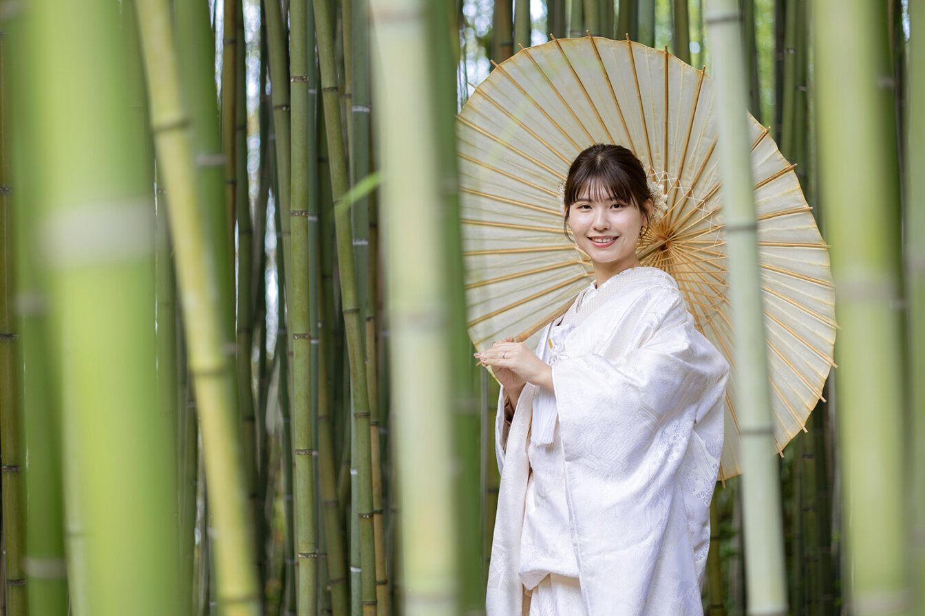 洛西竹林公園で白無垢を着て和傘を使って撮影する新婦