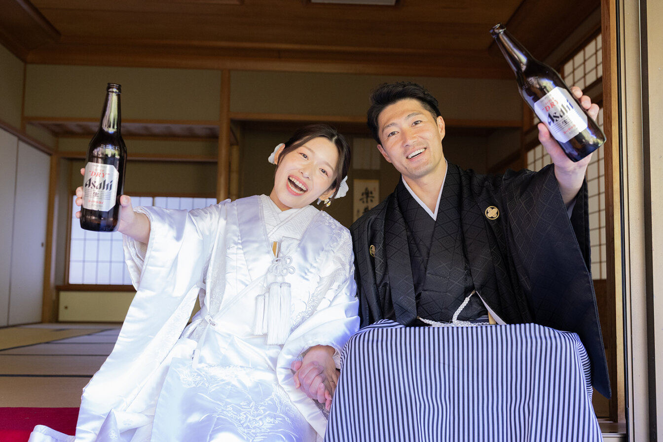 ビール瓶を前撮りアイテムとして使う新郎新婦