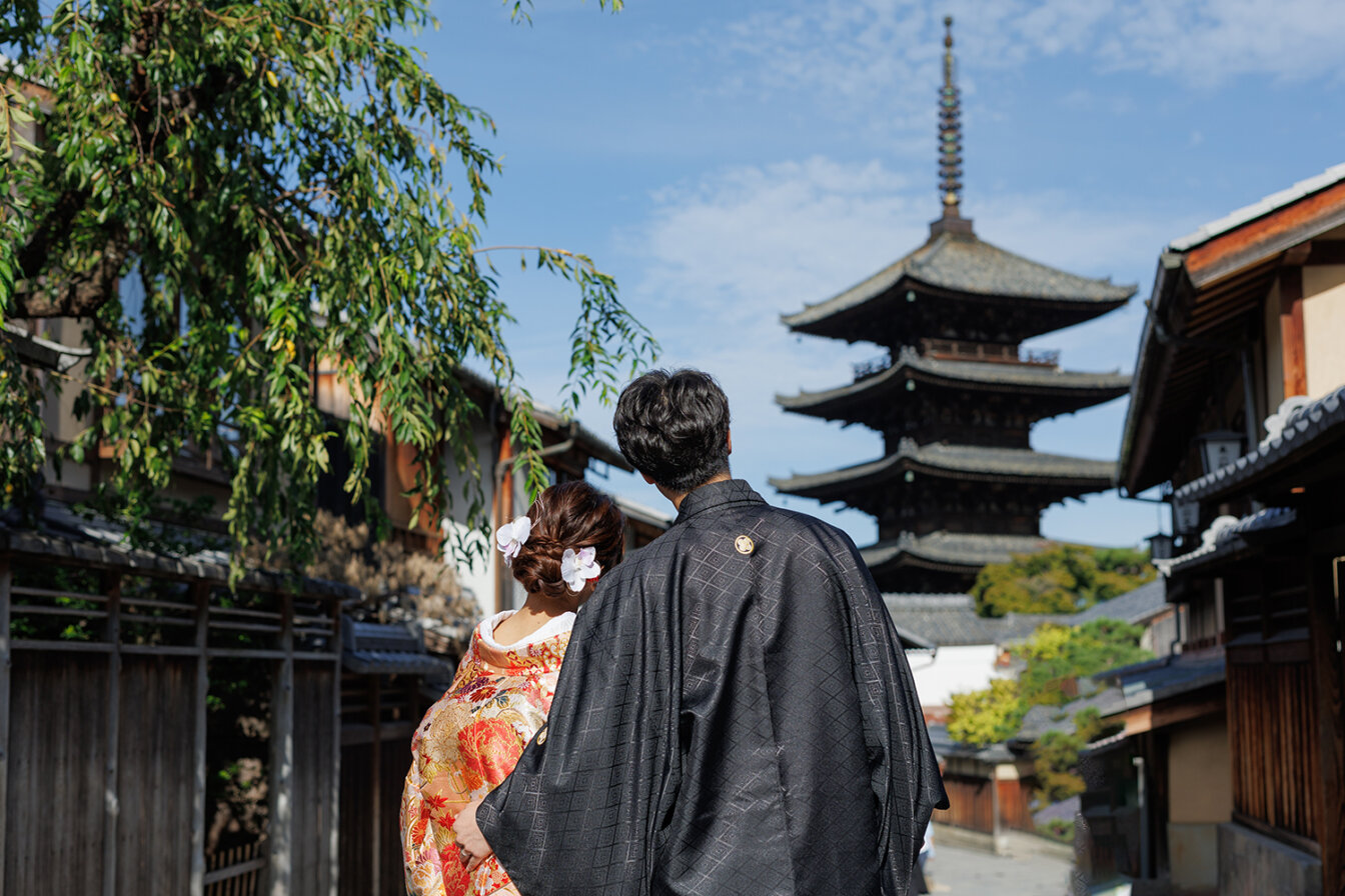 八坂の塔を背景に和装前撮りを行う新郎新婦