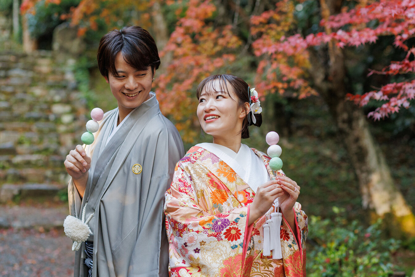 三色団子を食べる新郎新婦